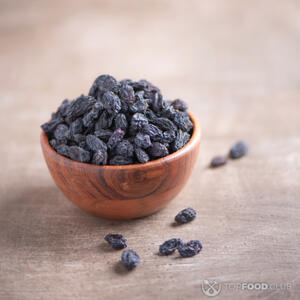 замочить изюм