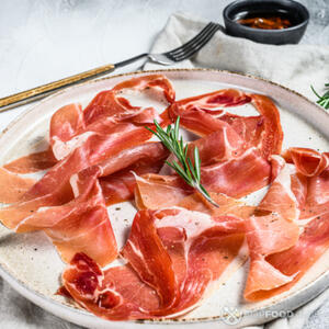 Нарезать хамон