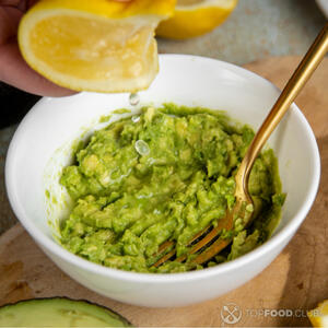 Добавить лимон