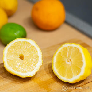 Разрезать лимон