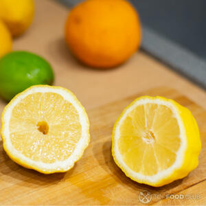 Разрезать лимон