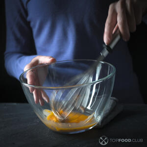 Взбить желтки