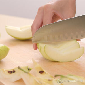 Нарезать яблоко