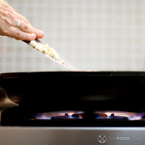 Добавить чеснок