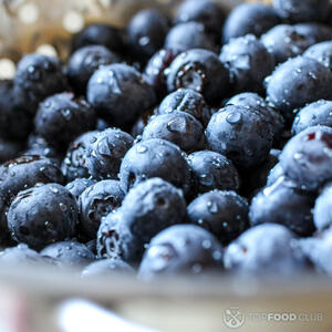 мыть чернику