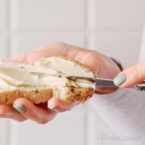 Намазать брускетты