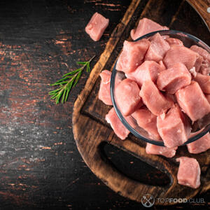 Нарезать свинину