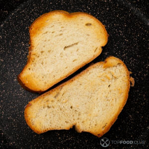 Обжарить брускетты