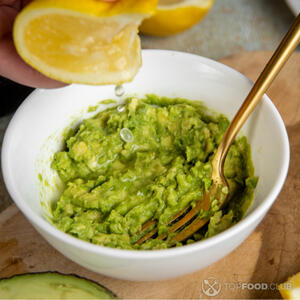 Выдавить лимон