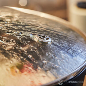 Накрыт крышкой