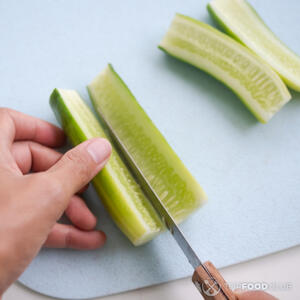 Нарезать огурцы