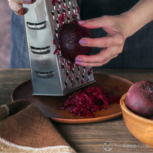 Натереть свеклу