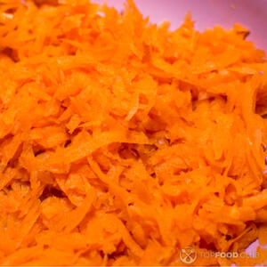 Натереть морковь