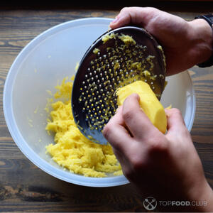 Натереть картофель