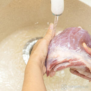 Помыть свинину