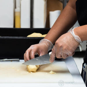 Нарезать картофель