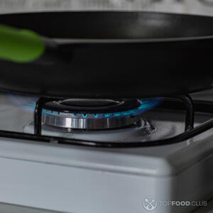 Разогреть сковороду