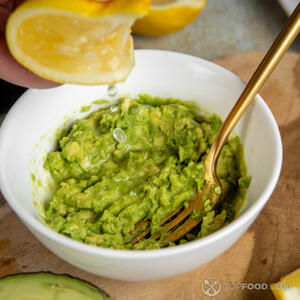 Выдавить лимон