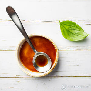 Добавить вустерский соус