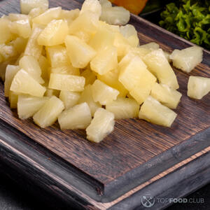 Нарезать ананасы