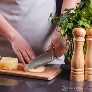 Нарезать ананас