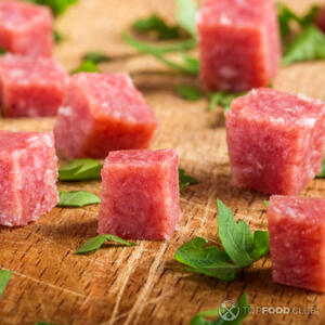 Нарезать колбасу