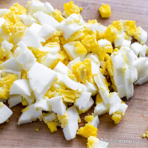 Нарезать яйца