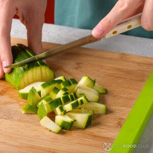 Нарезать цукини