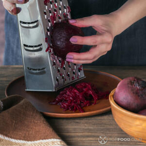 Натереть свеклу