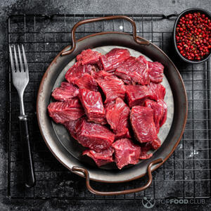 Нарезать оленину