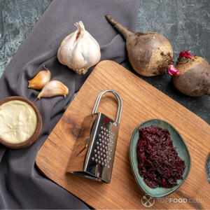 Натереть свеклу