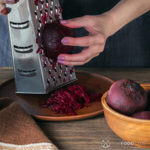 Натереть свеклу