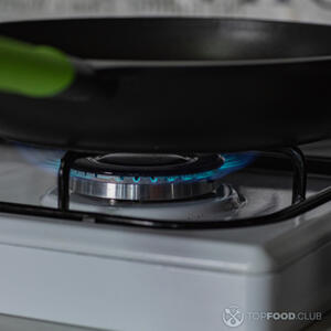 Разогреть сковороду