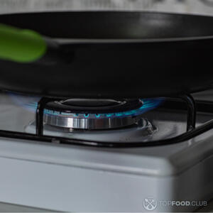 Разогреть сковороду