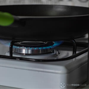 Разогреть сковороду