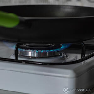 Разогреть сковороду