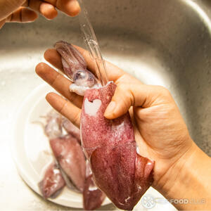 Помыть кальмары