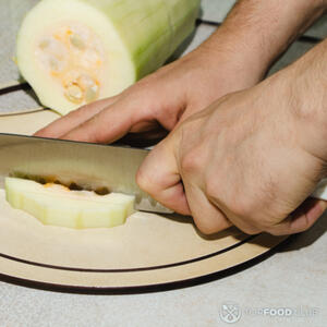 Нарезать кабачок