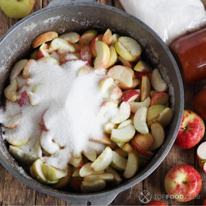 Засыпать яблоки сахаром