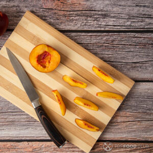 Нарезать персики