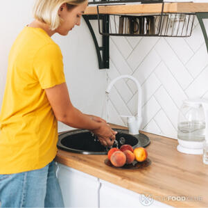 Персики помыть