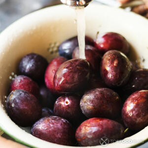 Помыть сливы