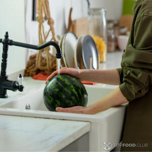 Помыть арбуз