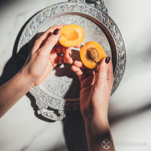 Очистить абрикосы