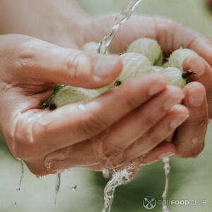 Помыть крыжовник