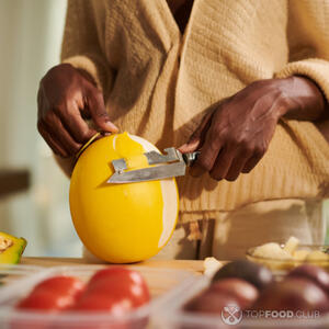 Очистить дыню