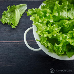 листы салата в миске