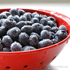 Промыть голубику