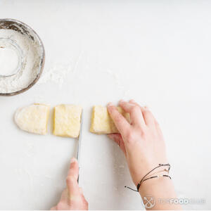 резать тесто