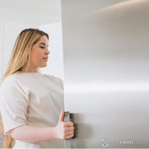 девушка у холодильника